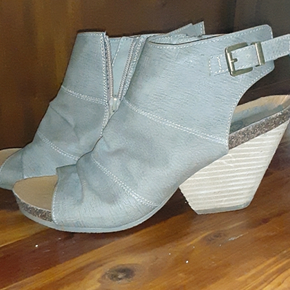 Light brown leather wedges